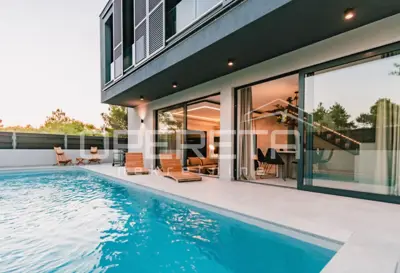 House with pool and 4 bedrooms for rent in Srima - 18
