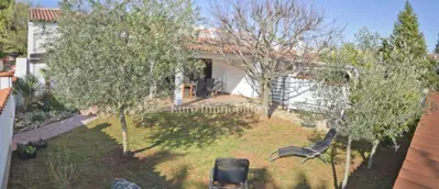 Barbariga – kuća u nizu s velikim vrtom, 200 m od mora