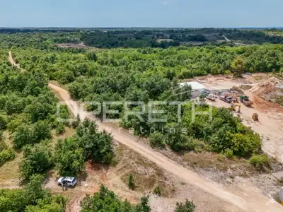Bibići – Industrijsko zemljište I1, 2.377 m² s infrastrukturom i pristupom