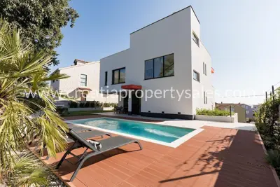 Vila 520 m², južno od Splita, bazen i krovna terasa