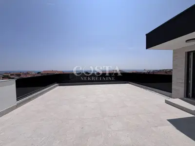 ZADAR, PRIVLAKA – Prostrani penthouse u novogradnji u blizini mora