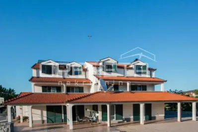 Haus in Cista Provo, 2.200 m² Garten und touristisches Potenzial - 2