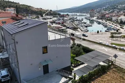 Kuća u Marini, 4 etaže i 3 stana