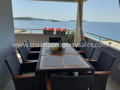 Kuća, Rogoznica, uz plažu i blizu centra