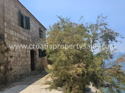 Stone house 94 m², Hvar Island - by the beach and private cove