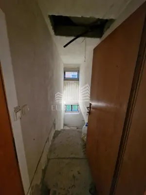 Haus 350 m², Križ - Wohn- und Geschäftsgebäude, zwei Garagen - 17