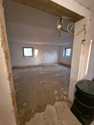Haus 350 m², Križ - Wohn- und Geschäftsgebäude, zwei Garagen - 12