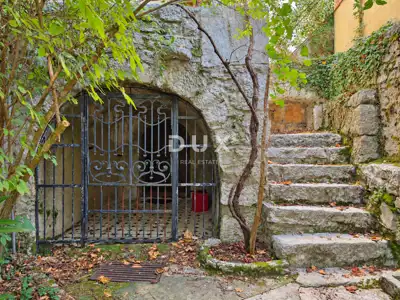 Steinhaus 60 m², Kornić - Garten und Garage