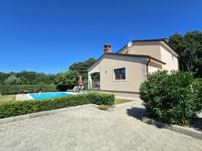 Kuća 140 m², Sveti Lovreč - privatni bazen i okućnica