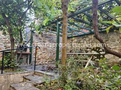 Kamena kuća 216 m², otok Hvar, vrt i drugi red od mora