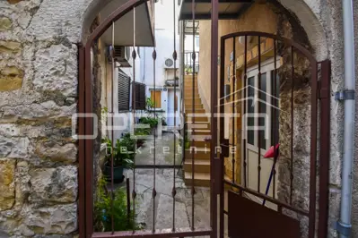 Kuća u nizu u staroj jezgri, Kaštel Lukšić, 90 m² - 21