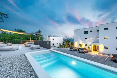 Stan 100 m², Kostrena - 3 spavaće sobe i balkon