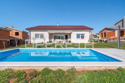 House for sale in Kaštelir, 186 m² - 17