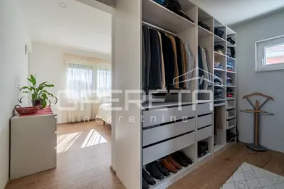 House for sale in Kaštelir, 186 m² - 12