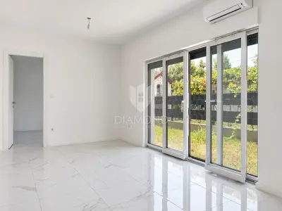 Stan 58 m², Sveta Klara - vrt i parkirno mjesto