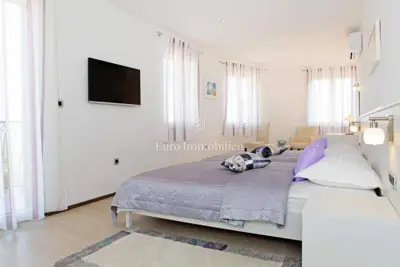 Luksuzna villa na top lokaciji s prekrasnim pogledom na more - 9