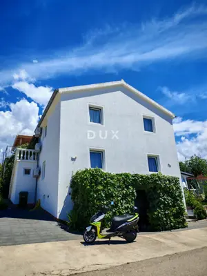Haus 250 m², Maslenica - 4 Apartments und Meerblick