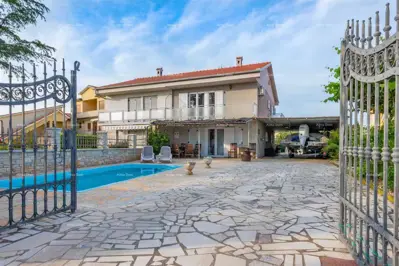 Ausgezeichnete Gelegenheit! Verkauf - attraktive Villa mit Pool und gepflegtem Garten, Banjole!