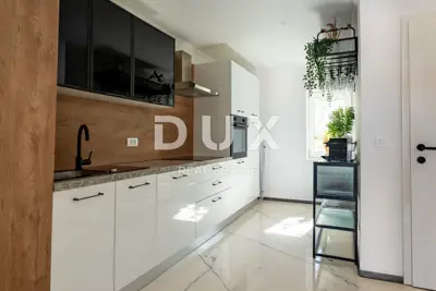 Haus 150 m², Poreč - Pool und Balkon