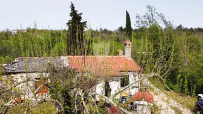 Häuschen in Oprtalj, Blick auf den Ort und Garten mit Steinmauer - 10