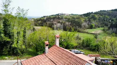 Häuschen in Oprtalj, Blick auf den Ort und Garten mit Steinmauer - 6