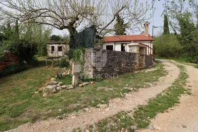 Häuschen in Oprtalj, Blick auf den Ort und Garten mit Steinmauer - 9