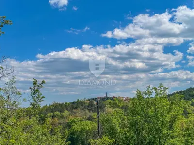 Häuschen in Oprtalj, Blick auf den Ort und Garten mit Steinmauer - 2