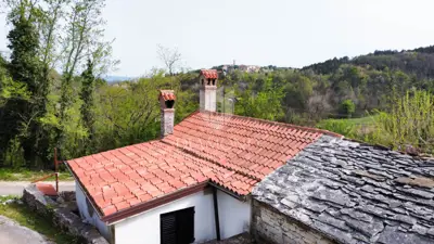 Häuschen in Oprtalj, Blick auf den Ort und Garten mit Steinmauer - 8
