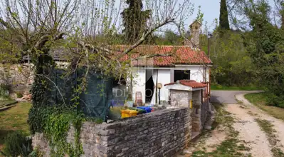Häuschen in Oprtalj, Blick auf den Ort und Garten mit Steinmauer - 16
