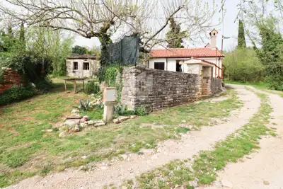 Häuschen in Oprtalj, Blick auf den Ort und Garten mit Steinmauer - 13