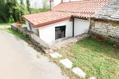 Häuschen in Oprtalj, Blick auf den Ort und Garten mit Steinmauer - 12