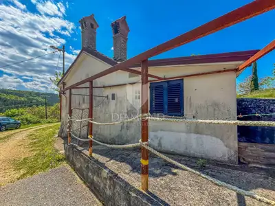 Häuschen in Oprtalj, Blick auf den Ort und Garten mit Steinmauer - 5