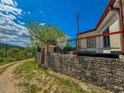 Häuschen in Oprtalj, Blick auf den Ort und Garten mit Steinmauer - 3