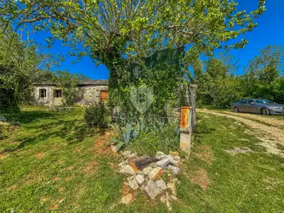 Häuschen in Oprtalj, Blick auf den Ort und Garten mit Steinmauer - 4