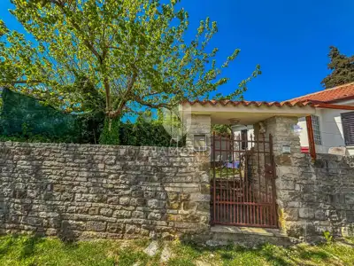 Häuschen in Oprtalj, Blick auf den Ort und Garten mit Steinmauer - 7