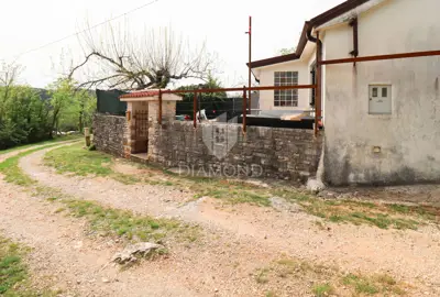 Häuschen in Oprtalj, Blick auf den Ort und Garten mit Steinmauer - 14