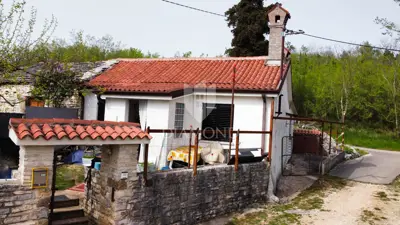 Häuschen in Oprtalj, Blick auf den Ort und Garten mit Steinmauer - 22