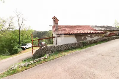 Häuschen in Oprtalj, Blick auf den Ort und Garten mit Steinmauer - 11