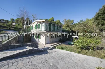 Kuća 100 m², Šolta - 2 etaže i privatnost