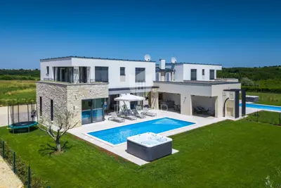 Brtonigla, predivna vila sa bazenom na vrhu brežuljka