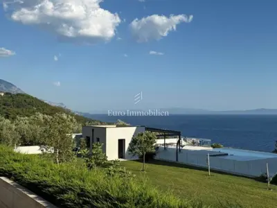 Nova vila s bazenom blizu mora