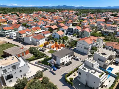 Wohnung 105 m², Vodice - 4 Zimmer, privater Hof 108 m² - 9