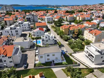 Wohnung 105 m², Vodice - 4 Zimmer, privater Hof 108 m² - 10