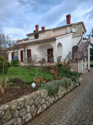 Haus 225 m², Labin - ruhige Siedlung und Grundstück 872 m²