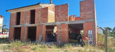 Kuća 135 m², Vrbnik - bazen i roh bau faza
