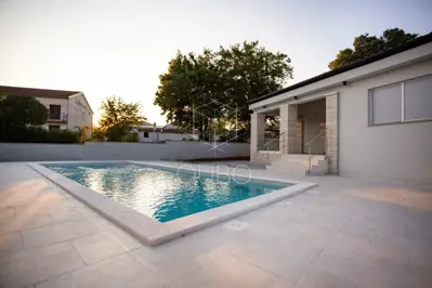 House 171 m² in Rovinj, modern single-storey house with pool