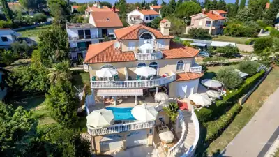 Haus mit Apartments und Pool in Premantura – Meerblick!