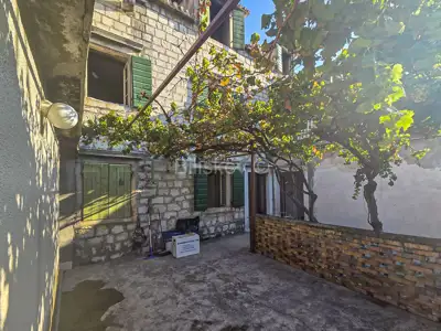 Haus 565 m², Kaštel Lukšić - 9 Zimmer und 2 Terrassen - 9