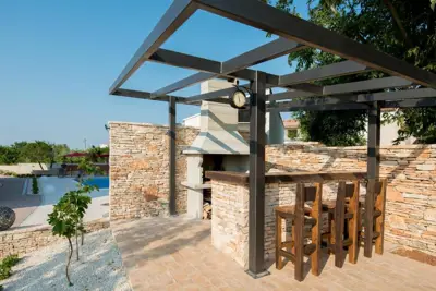 Apartment 69 m², Peroj - shared pool and garden area - 9