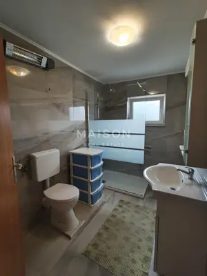 Dražice, Miete einer geräumigen Wohnung mit zwei Balkonen - 8